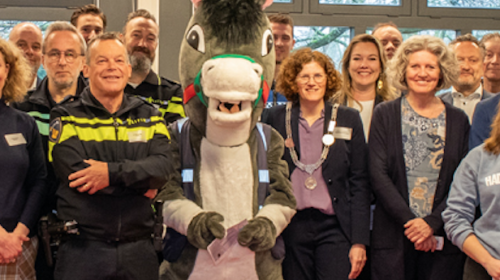 Bankbestuurders samen met politie voor de klas op het Oosterlicht College Nieuwegein en Jongerendebat in De Kom