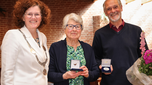Twee vrijwilligers Emmauskerk ontvangen Anna van Rijnpenning