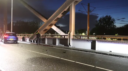 Auto’s botsen met ekaar op de Jutfasebrug