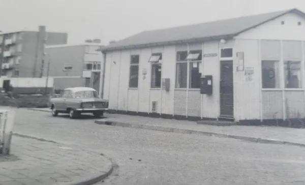 Toen & Nu: ‘Het oude postkantoortje aan de Zwanenburgstraat in Jutphaas’