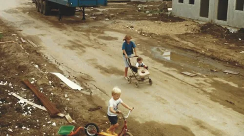 Toen & Nu: ‘Hoek Roskamweide met de Karnweide in Batau Noord’