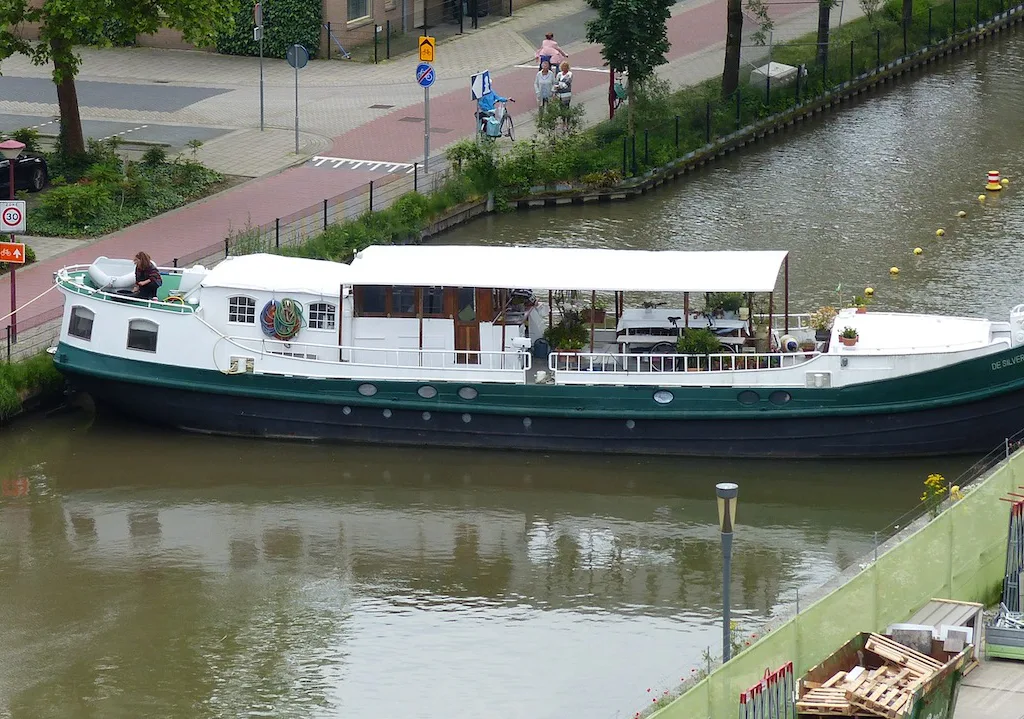 Motorsleepboot klem in de Doorslag in centrum Nieuwegein