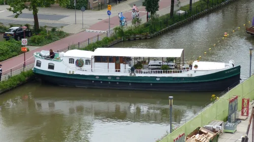 Motorsleepboot klem in de Doorslag in centrum Nieuwegein