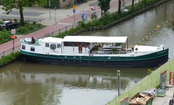 Motorsleepboot klem in de Doorslag in centrum Nieuwegein