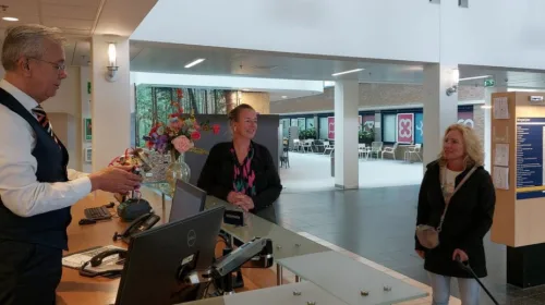 Buurvrouwen bedanken Nieuwegeinse hulpverleners na instorten parkeergarage