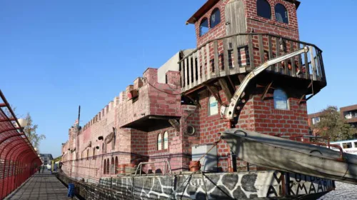 Kasteelschip Vlotburg weer aangemeerd in Vreeswijk