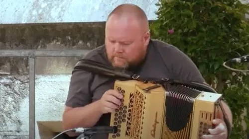David Munnelly geeft concert op de Museumwerf in Vreeswijk