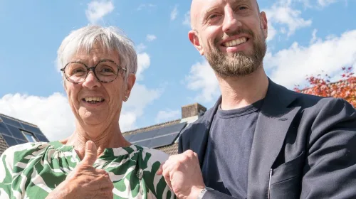 Henny ’t Hart krijgt de ‘Beste Buur-pin’ uitgereikt