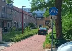 Automobilisten nemen fietspad om bezemwagen te ontwijken, politie rijdt erachteraan en deelt bonnen uit