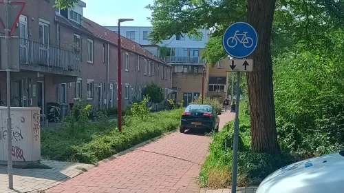 Automobilisten nemen fietspad om bezemwagen te ontwijken, politie rijdt erachteraan en deelt bonnen uit