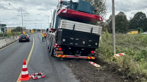 Verkeer ondervindt hinder door vastzittende kraanwagen bij de Galecopperbrug bij Nieuwegein