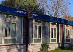 Rechter zet bewoner uit oude school Acaciastraat: weg vrij voor sloop en flexwoningen