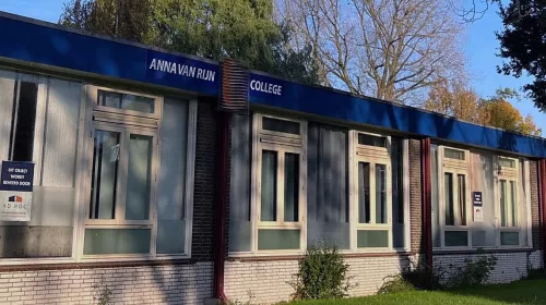 Rechter zet bewoner uit oude school Acaciastraat: weg vrij voor sloop en flexwoningen