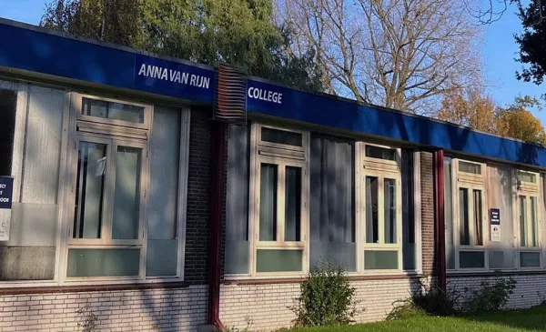 Rechter zet bewoner uit oude school Acaciastraat: weg vrij voor sloop en flexwoningen