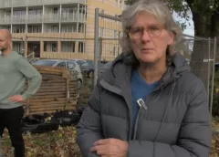 Bewoners halen hun gratis fruitboompje op bij De Componist