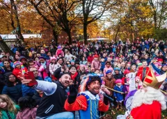Sinterklaas meert 15 november aan bij de Prins Hendriklaan – met fanfare, reddingsbrigade én pepernotenregen