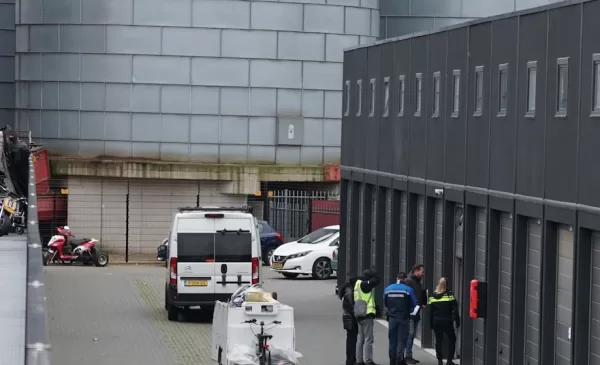 Politie controleert garageboxen op De Liesbosch in strijd tegen ondermijning