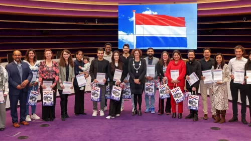 Tijdens Naturalisatiedag krijgen 27 mensen en 7 kinderen het Nederlanderschap
