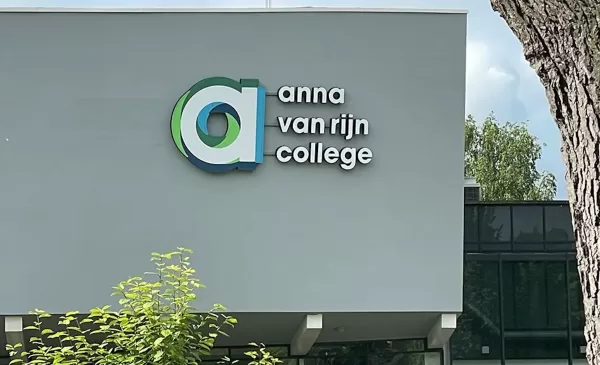 Bibliotheek en Anna van Rijn College openen eerste bibliotheek op school