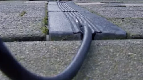 Onderzoek in Nieuwegein naar thuisladen elektrische auto via een kabelgoot