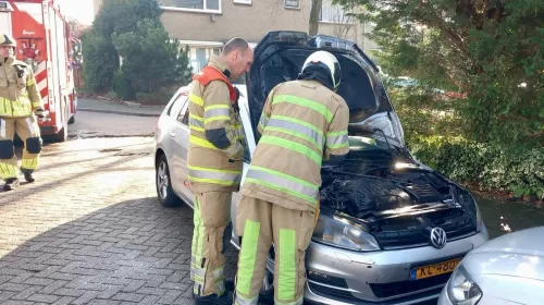 Autobrand aan de Breitnerlaan veroorzaakt veel rook