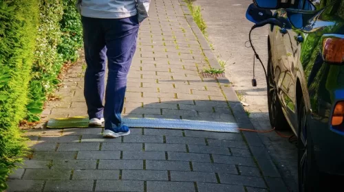 Nieuwegein staat opladen elektrische auto met stroomkabel vanuit huis toe
