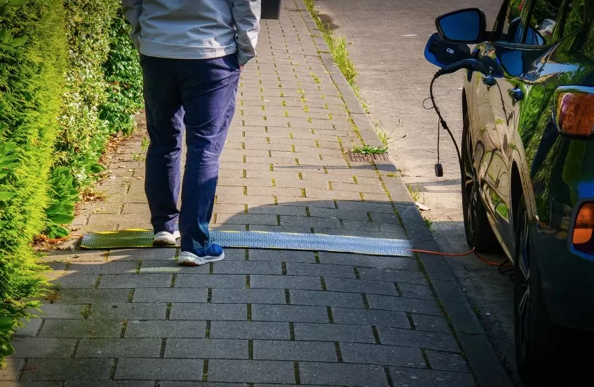 Draad autoladen over de stoep