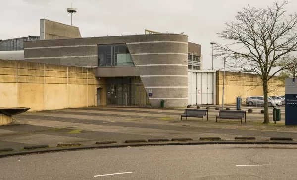 Medewerker gevangenis Nieuwegein per direct ontslagen om contact met gedetineerde