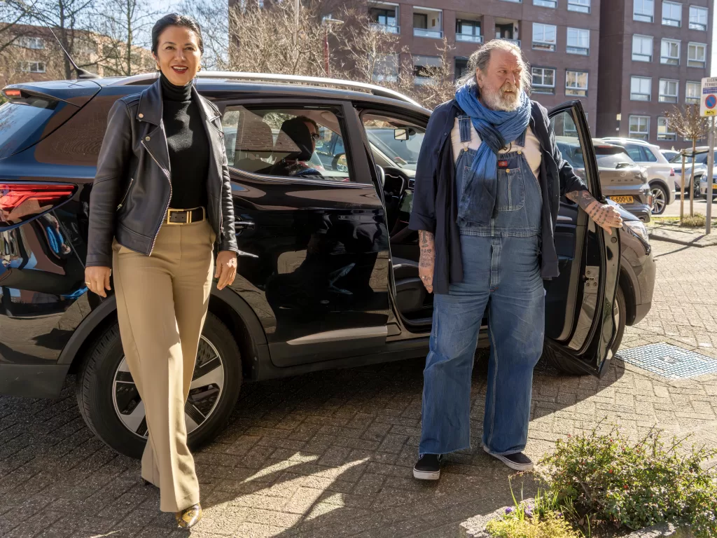 Bloemen en vaas van Henk Schiffmacher voor bijzonder paar in Nieuwegein