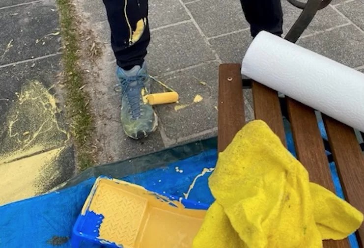 NLdoet groenlinks bakje gele verf