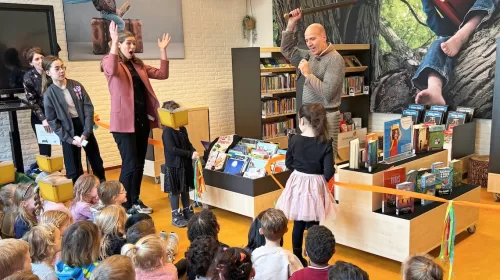 Schoolbieb Mauritsschool geopend door schrijver Thijs Goverde