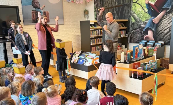 Schoolbieb Mauritsschool geopend door schrijver Thijs Goverde