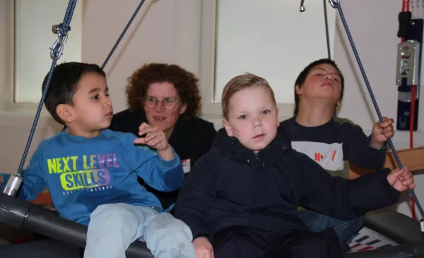 Burgemeester helpt bij Reinaerde Skippy tijdens NLdoet