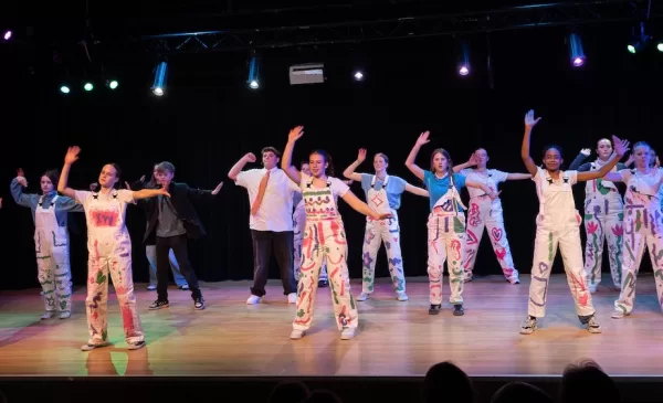 Geslaagde theatervoorstelling op het Oosterlicht College