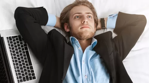 Je (bij)baan zat? Zo zorg je ervoor dat passief inkomen geld verdient terwijl je slaapt