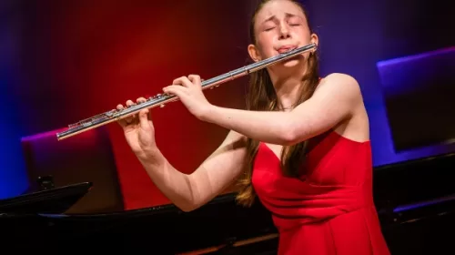 De 14-jarige dwarsfluitiste Hannah Herrlizt uit Nieuwegein in finale Prinses Christina Klassiek Concours 2025