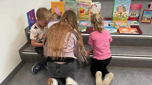 Geslaagde eerste boekenmarkt op De Vleugel levert 210 euro op