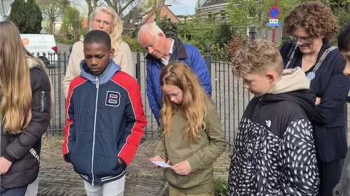 Leerlingen De Vleugel bezoeken Oorlogsmonument aan de Nedereindseweg
