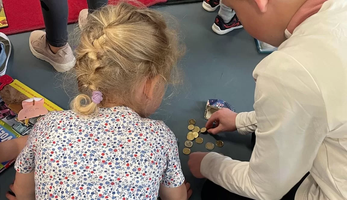 kinderen tellen geld na boekverkoop op school