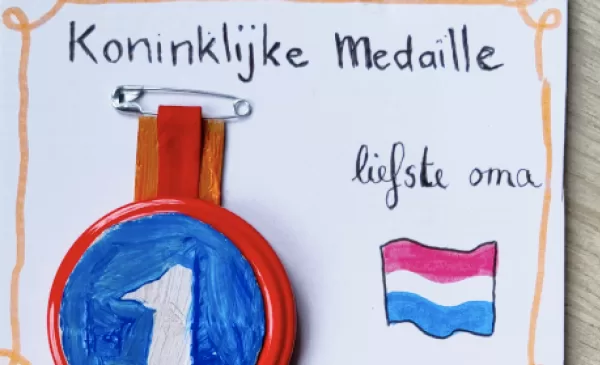 Koninklijke onderscheiding knutselen in Dorpshuis Fort Vreeswijk