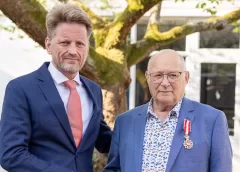 Vrijwilliger Rinus van Engelen (80) uit Nieuwegein krijgt het Kruis van Verdienste