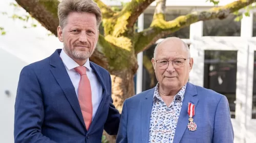 Vrijwilliger Rinus van Engelen (80) uit Nieuwegein krijgt het Kruis van Verdienste