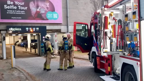 Brand van elektrische fiets zet parkeergarage vol rook