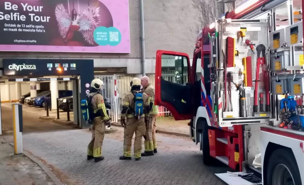 Brand van elektrische fiets zet parkeergarage vol rook
