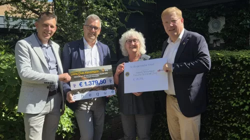 Lionsclub Nieuwegein overhandigt twee cheques aan Hospice Nieuwegein ter waarde van ruim € 27.000