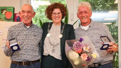Twee Anna van Rijnpenningen voor vrijwilligers Eef en Gé