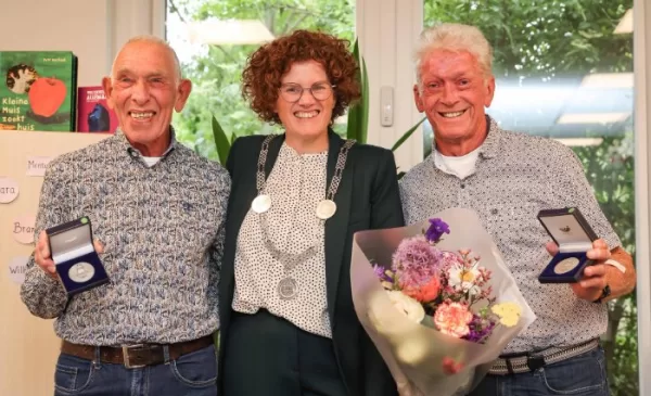 Twee Anna van Rijnpenningen voor vrijwilligers Eef en Gé