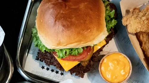 Fat Phill’s opent 21ste vestiging in Nieuwegeinen trakteert 1,5 uur lang op gratis burgers