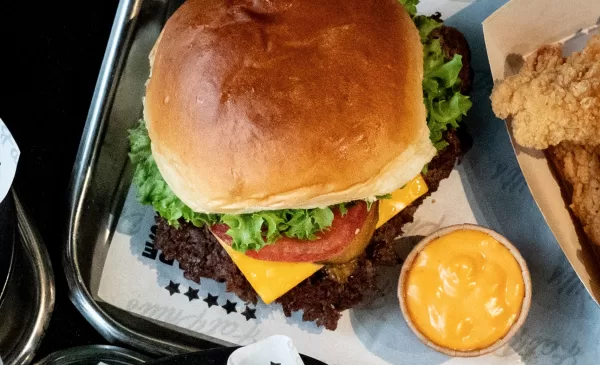 Fat Phill’s opent 21ste vestiging in Nieuwegeinen trakteert 1,5 uur lang op gratis burgers