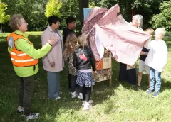 Nieuwe insectenhotels onthult door wethouder Marieke Schouten